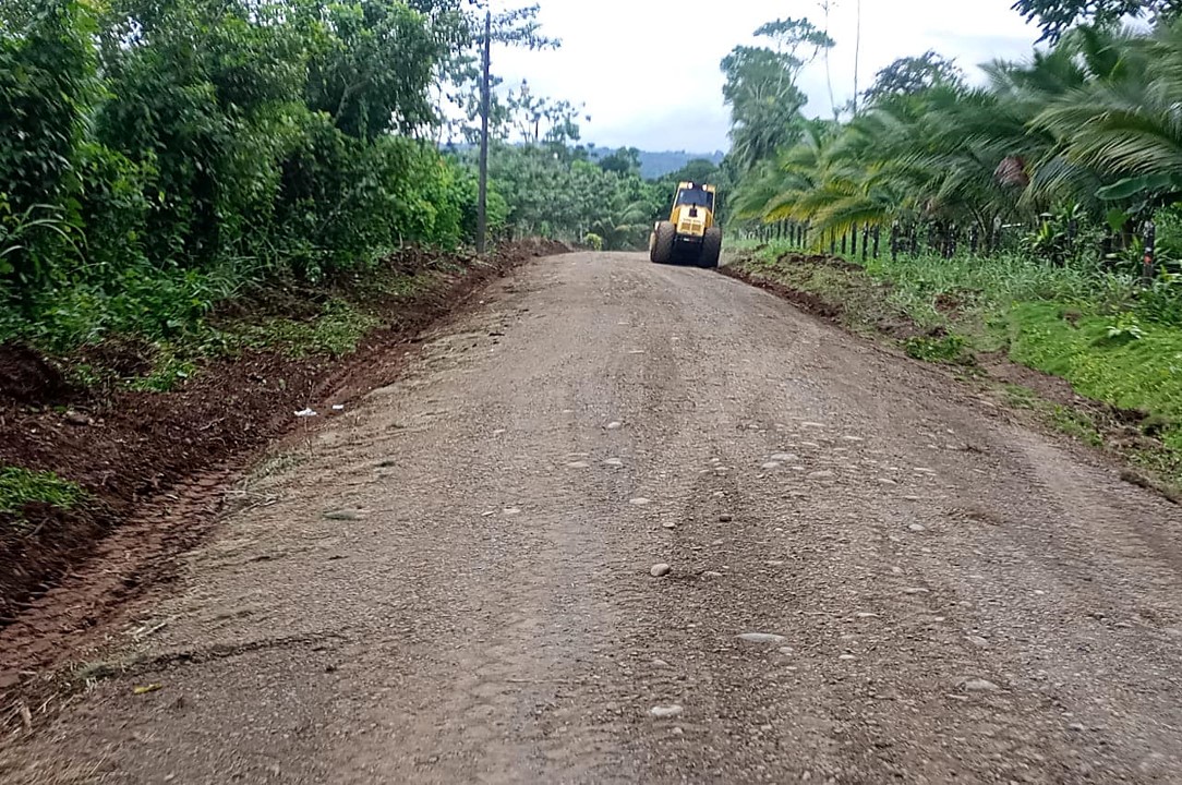 Trabajos en la calzada del camino 2-15-158