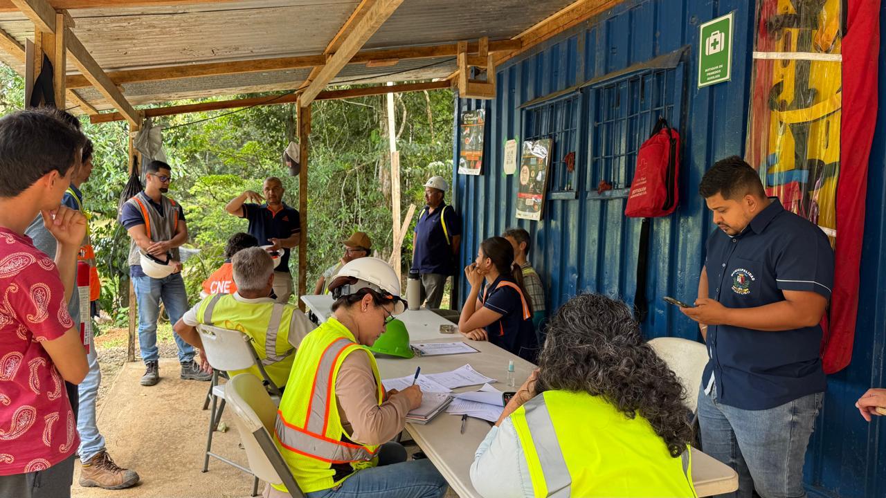 Visita a la construcción del puente Quequer